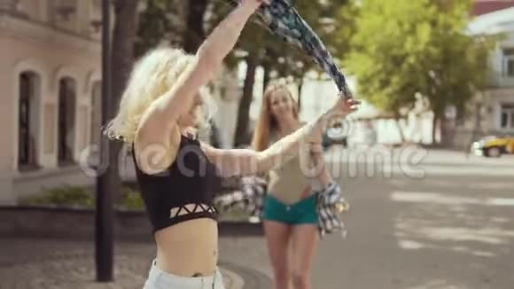 微笑着的时髦女子在城市街跑步可爱的女孩在户外玩得很开心视频的预览图