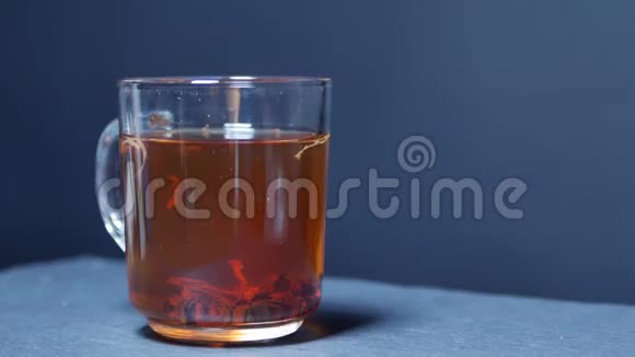 热茶倒入玻璃杯中透明玻璃茶壶和茶杯慢动作视频的预览图