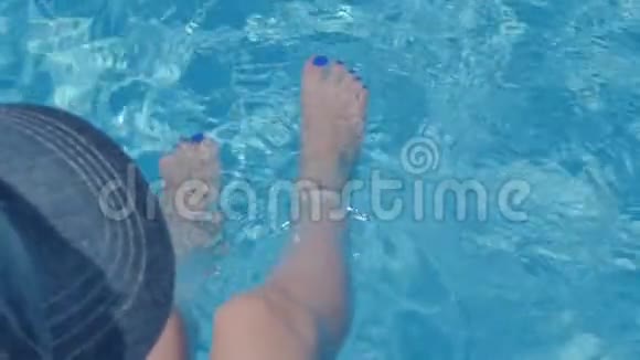 女足在池水里视频的预览图