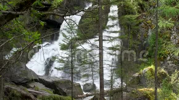 瀑布群山之间的水流巨大的巨石和倒下的树木干净清澈的山河4k视频的预览图