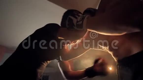 MMA战斗机在黑暗中在擂台上打斗慢动作视频的预览图