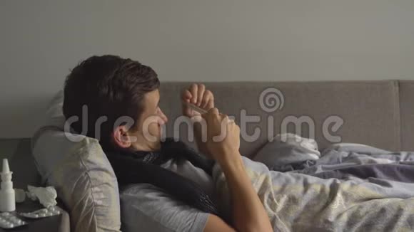 一个躺在床上的男人他在家里的药物旁边吃着温度视频的预览图