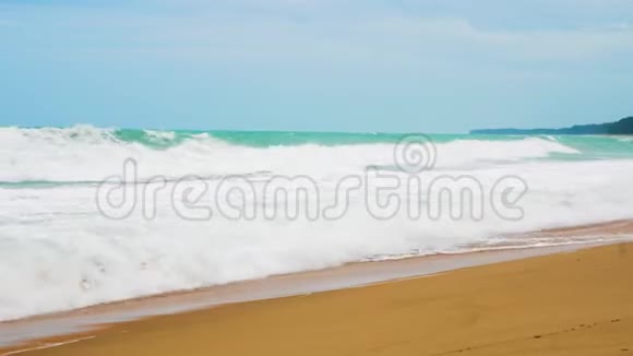 海浪拍打沙滩视频的预览图