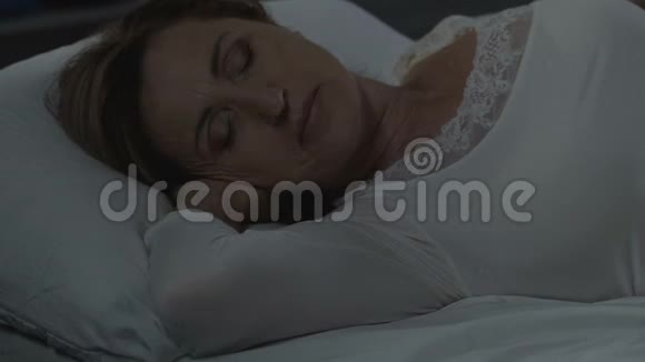 女人平静地躺在舒适的床上健康的睡眠矫形床垫视频的预览图