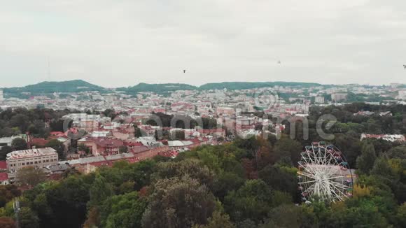 从空中俯瞰乌克兰的利沃夫乌克兰利沃夫市检查轮视频的预览图