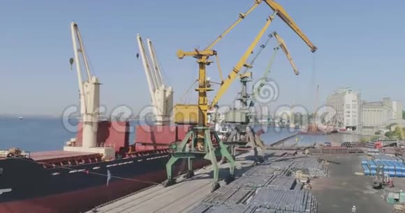 装载货船港口起重机作业总计划视频的预览图