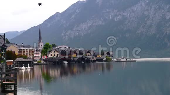 清晨奥地利哈尔斯塔特教堂可欣赏湖景这里有传统建筑山脉和船只视频的预览图