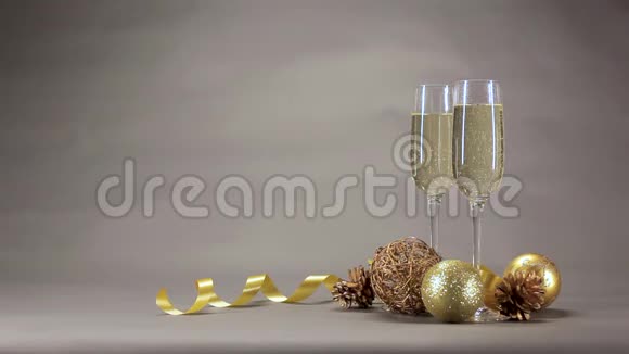 在灰色背景的圣诞玩具中有两杯香槟视频的预览图