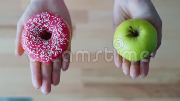 菜单选择新鲜的绿色苹果或甜甜圈健康或不健康视频的预览图