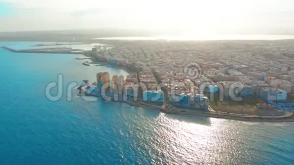 海滩和海岸的鸟瞰科斯塔布兰卡海岸日落视频的预览图