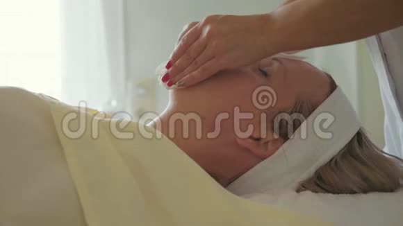 美容师用海绵清洁女士面部视频的预览图