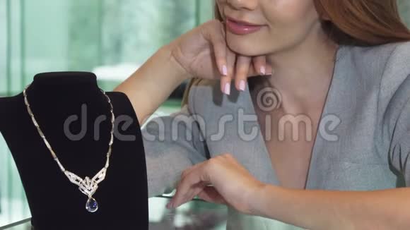 商店里摆着一个戴着钻石项链的漂亮女人视频的预览图