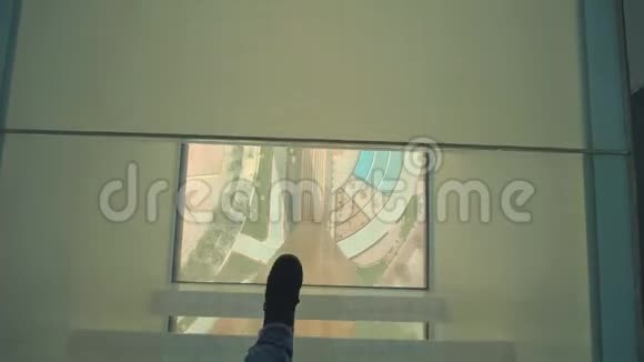 玻璃电子透明地板高出高空迪拜框架是迪拜最新的地标之一视频的预览图