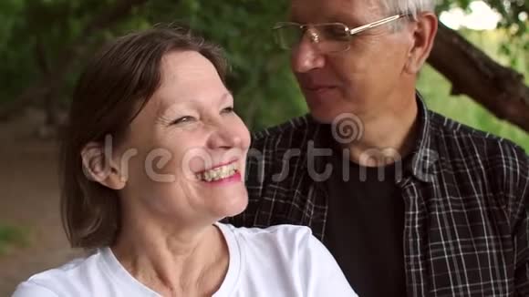 一位老人的特写轻轻地吻了他的妻子视频的预览图