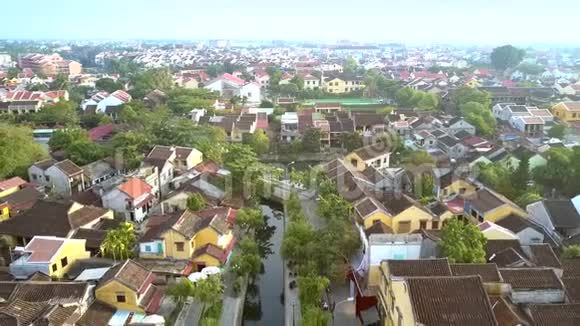 鸟瞰日本大桥周围的老定居点视频的预览图