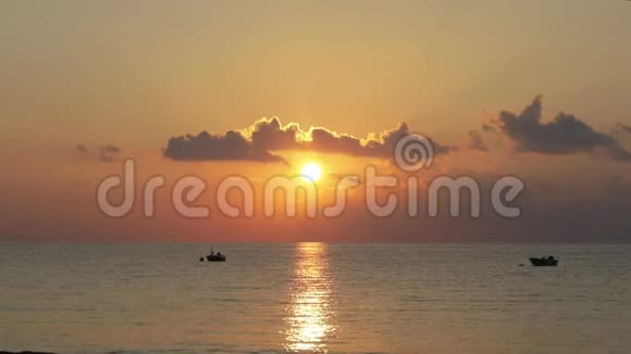 精彩的日落在土耳其海滩上视频的预览图