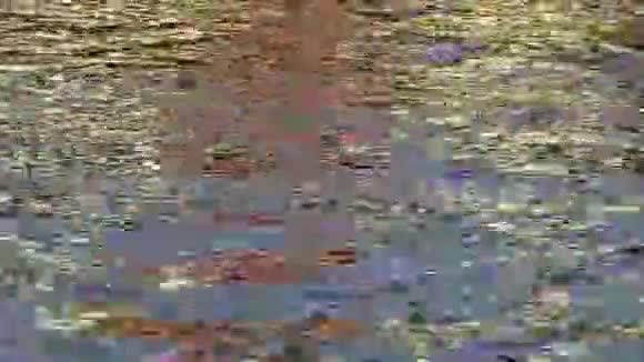 抽象性质美丽的金色阳光反射着蓝色的水视频的预览图