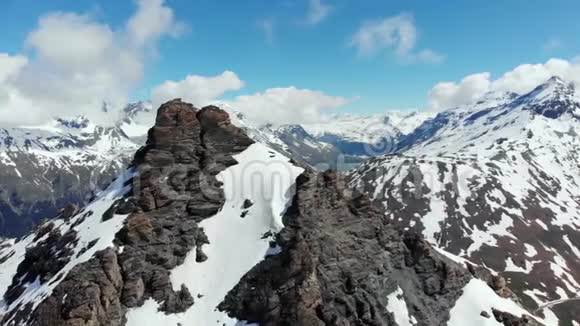 空中飞近高山峰揭示雪山山脉蒙塞尼斯法国意大利边境视频的预览图