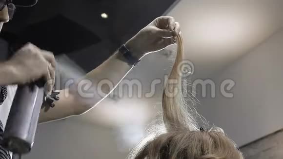 理发师给理发店里的女孩做发型涂上清漆视频的预览图