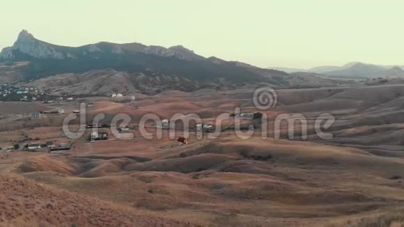 一个背着背包的人在山谷的背景下从一架无人驾驶飞机上行走视频的预览图