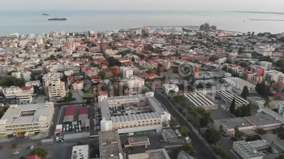 塞浦路斯利马索尔市全景从无人机上拿走视频的预览图