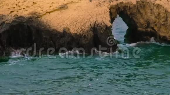 蓝色的大海有波浪岩石有洞关闭视频的预览图