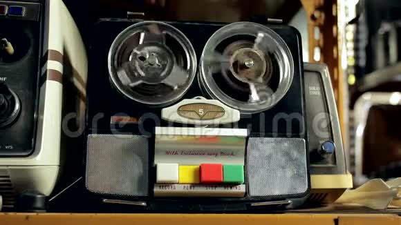 老式磁带录音机视频的预览图