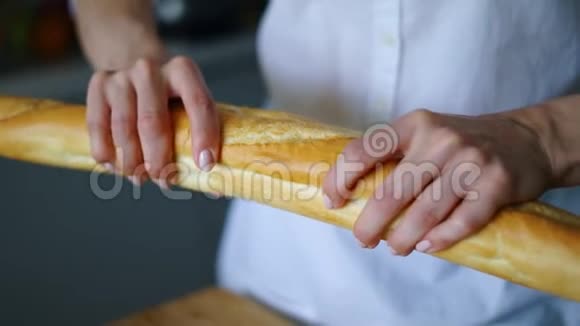 女人吃了一半新鲜的烤面包双手合拢视频的预览图