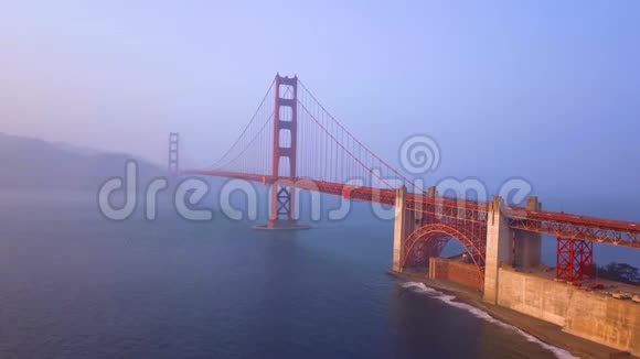 超高垂日落空中金门大桥景观从上面视频的预览图