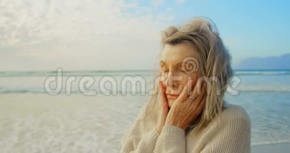 活跃的高加索族妇女站在海滩上闭着眼睛视频的预览图