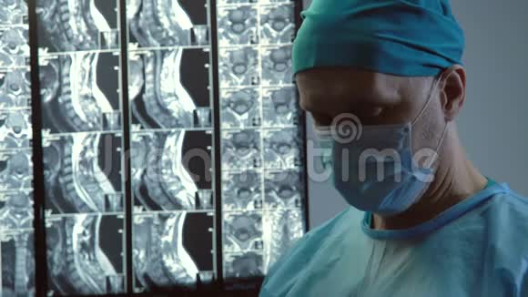 男性外科医生戴面罩术后或手术后摘下医疗手套视频的预览图