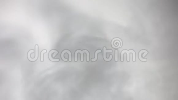抽象云白烟在黑色背景下缓缓飘过空间雾效应视频的预览图