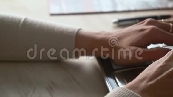 一个女人打字的手视频的预览图