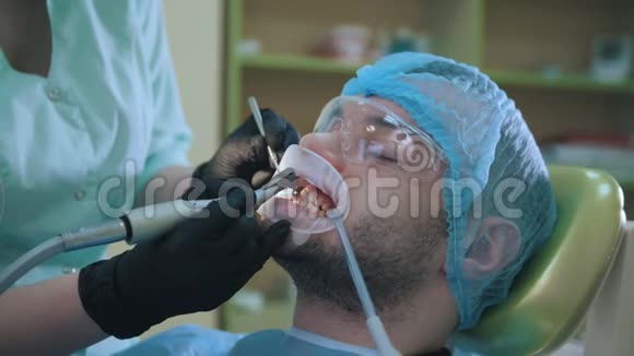 医生和病人在牙科办公室使用唇部扩张器用口腔刷抛光视频的预览图