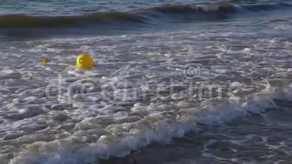 黄色浮标漂浮在海面上有波浪120fps慢运动概念视频的预览图
