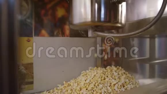 爆米花生产机慢动作从金属桶里掉出来的爆米花视频的预览图