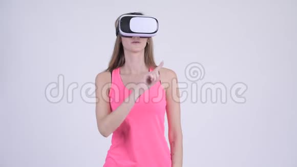 使用虚拟现实耳机的金发女性肖像视频的预览图
