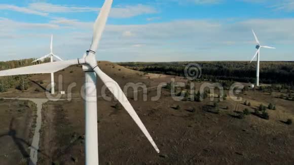 涡轮机在一个领域工作从风中产生能量4K视频的预览图