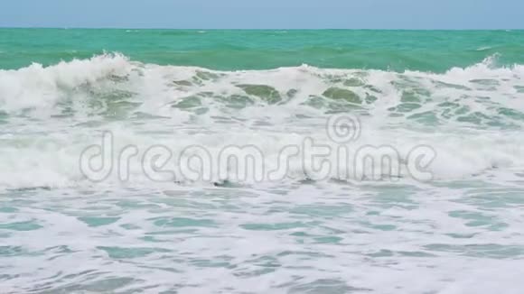 海浪在热带岛屿上的沙滩上缓慢地拍打着缓慢地运动着视频的预览图