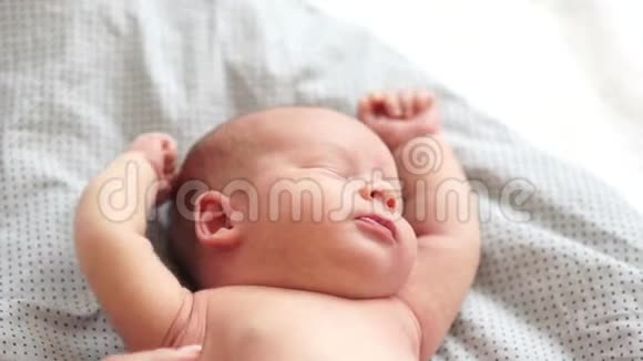 一个熟睡的新生婴儿的特写肖像一个宁静的梦那孩子在梦中哭泣保护视频的预览图