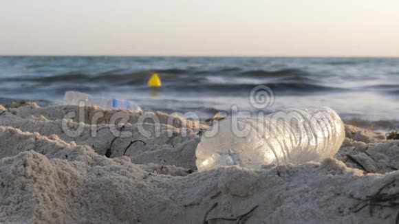 海边的垃圾和塑料瓶污染概念视频的预览图