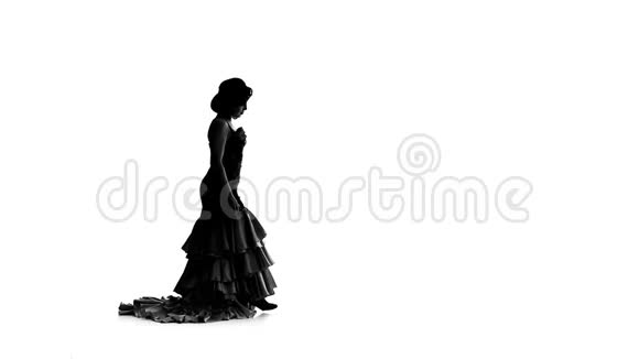 弗拉门戈女孩穿着一件漂亮的连衣裙和蓖麻一起跳舞白色背景剪影视频的预览图