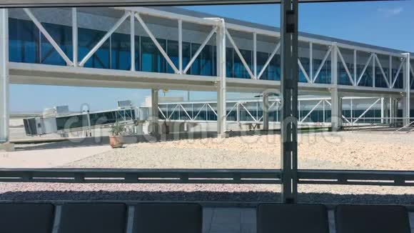 现代化机场内部设有座椅大窗户和玻璃天桥视频的预览图