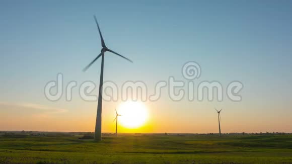风力涡轮机在野外和日落长时间流逝视频的预览图