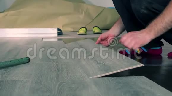 男木工手在地板上安装木板视频的预览图