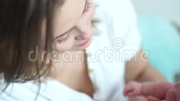 妈妈和孩子妈妈平静下来抱着一个哭泣的新生婴儿母亲节视频的预览图