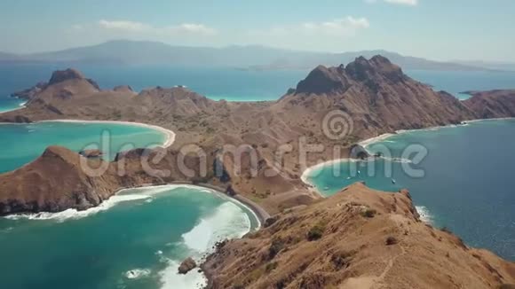 从鸟瞰拍摄高原海岸线被热带海洋冲刷海滩海景令人惊叹美丽视频的预览图
