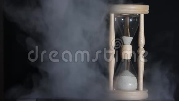 时间概念烟雾特写中的Hourglass的剪影视频的预览图