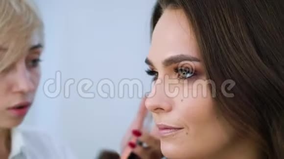 美院化妆师为模特化妆的特写视频的预览图