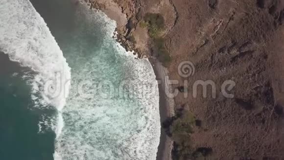 从鸟瞰拍摄海浪在岩石海岸荒芜的高地海岸领土蓝色视频的预览图